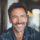 Homme souriant en veste en jean